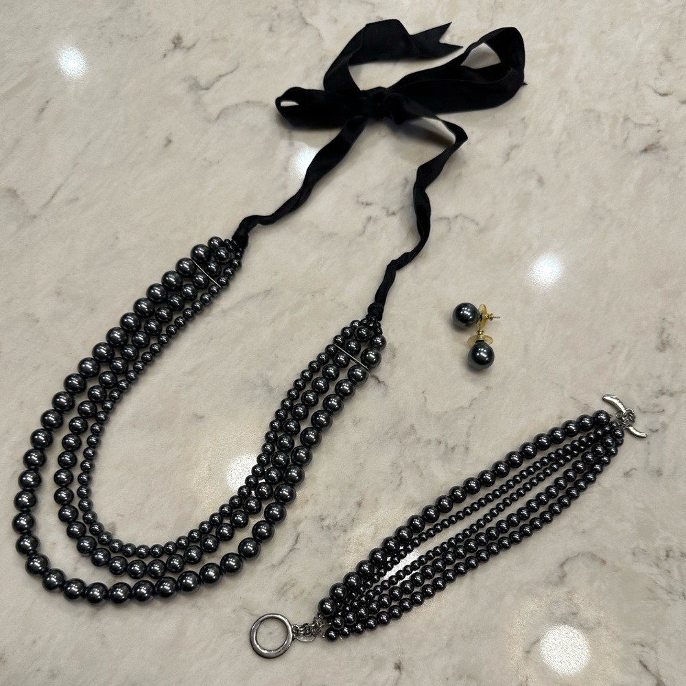 Beautiful 3 piece faux black Pearl set - earrings necklace bracelet EUC